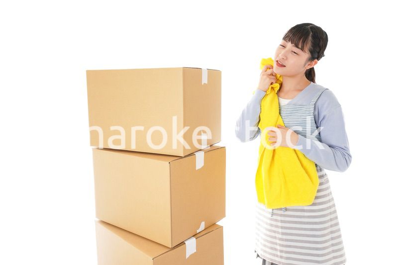 引っ越しをする若い女性