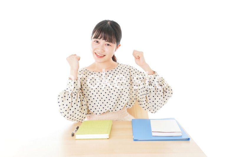 ガッツポーズをする笑顔の女子学生