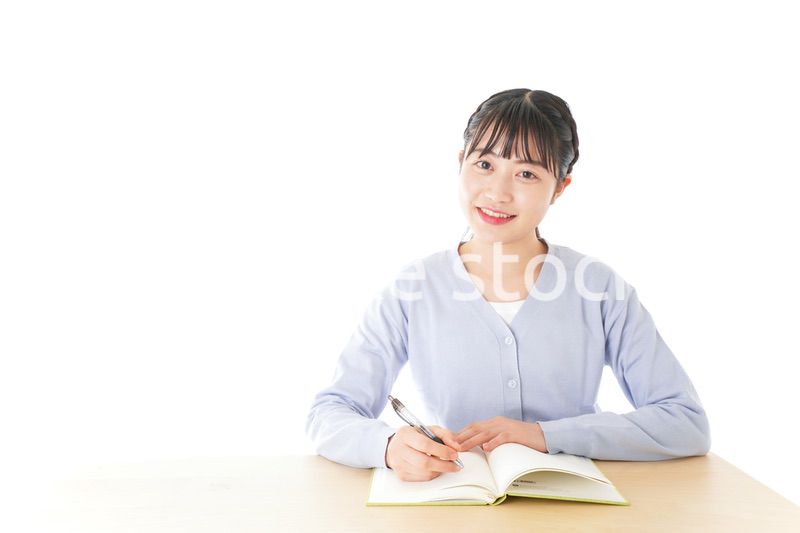 授業を受ける若い女子学生