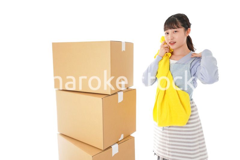 引っ越しをする若い女性