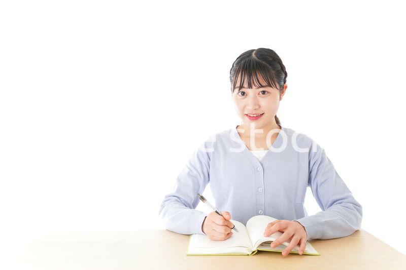 授業を受ける若い女子学生