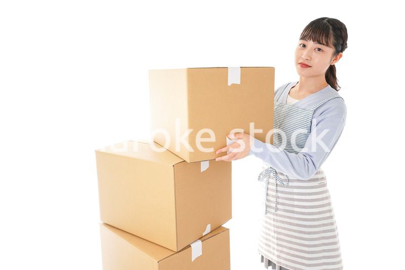 引越しをする若い女性