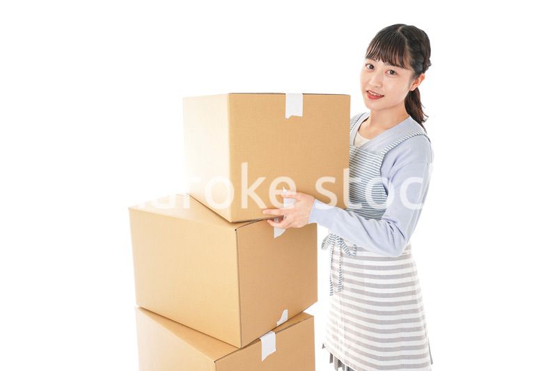 引越しをする若い女性