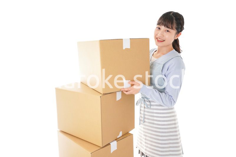 断捨離をする若い女性