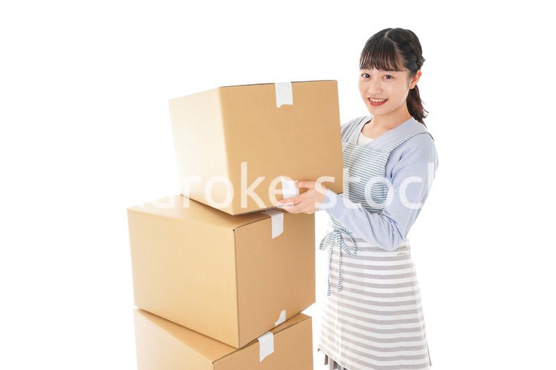 断捨離をする若い女性