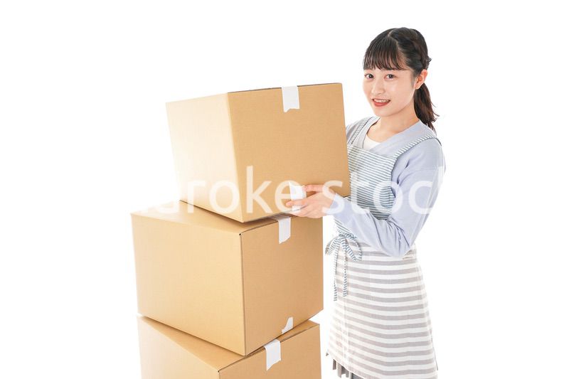 引越しをする若い女性