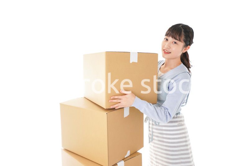 断捨離をする若い女性