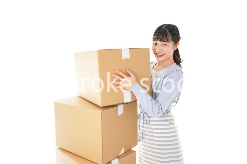 断捨離をする若い女性