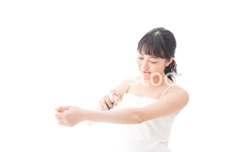 スキンケア・メイクをする若い女性