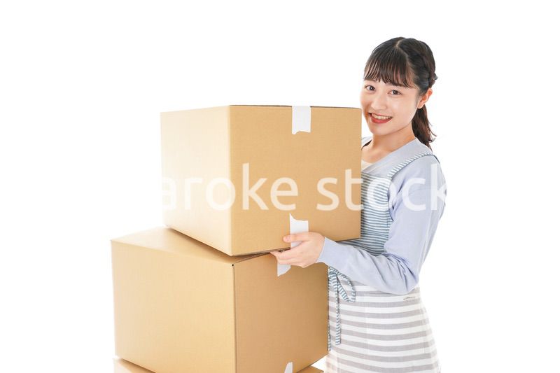 断捨離をする若い女性