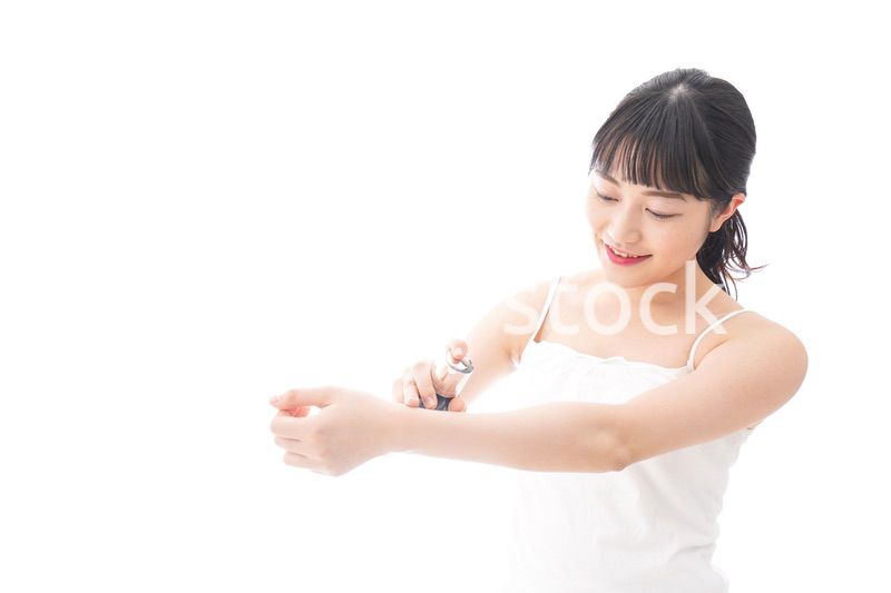 クリームを塗る若い女性