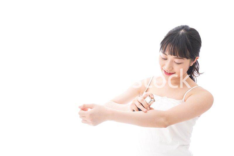 クリームを塗る若い女性