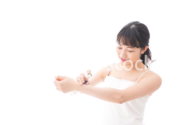 クリームを塗る若い女性