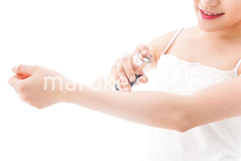 クリームを塗る若い女性