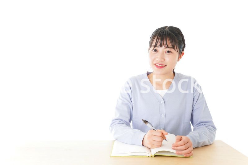 授業を受ける若い女子学生