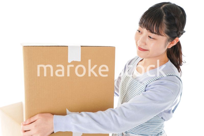 断捨離をする若い女性