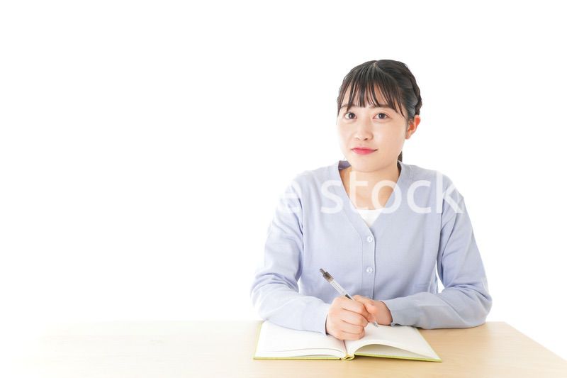 授業を受ける若い女子学生