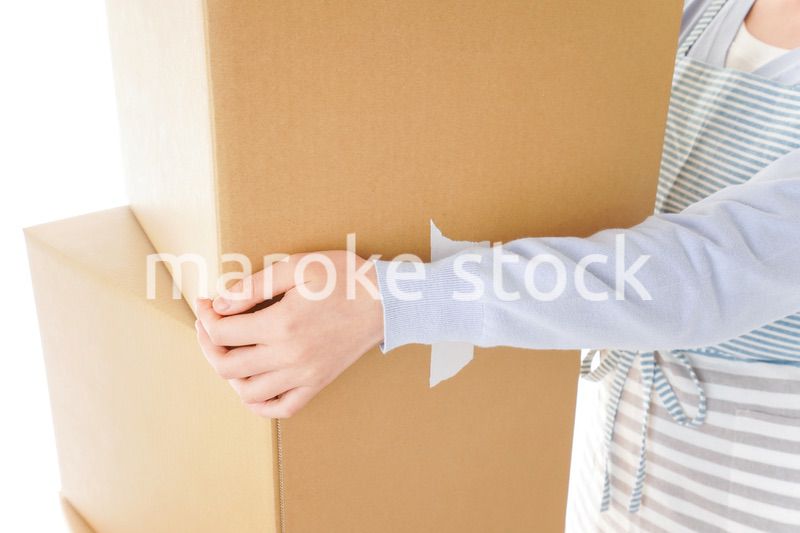 断捨離をする若い女性