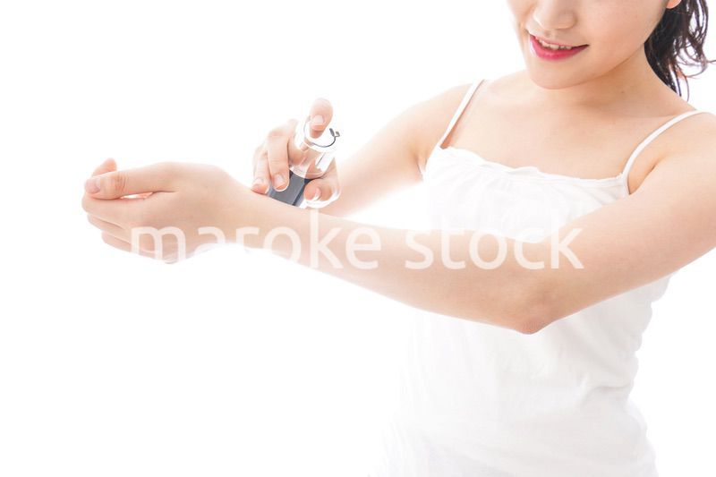 スキンケア・メイクをする若い女性