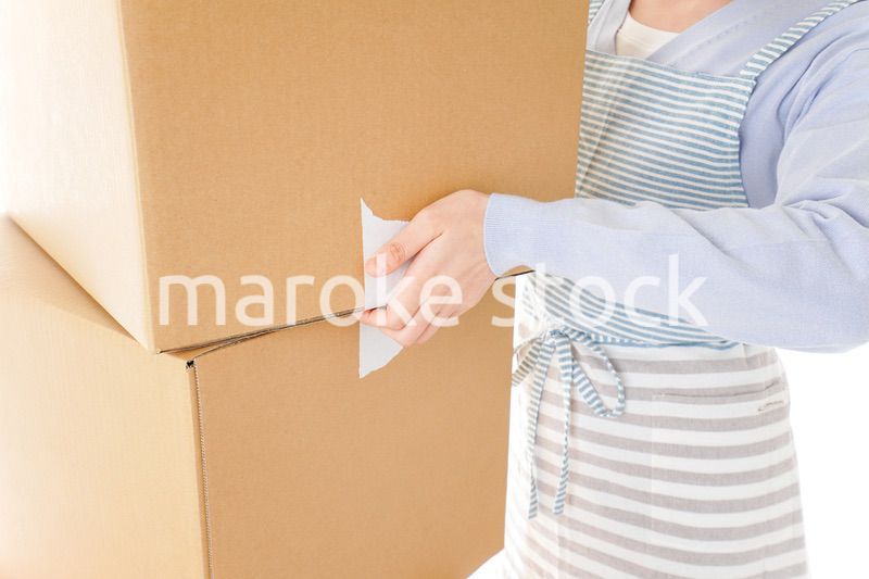 引越しをする若い女性