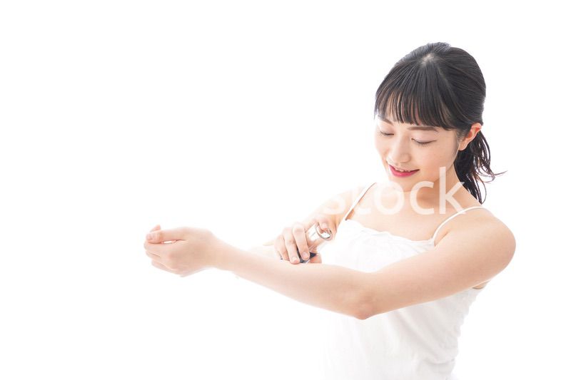 クリームを塗る若い女性