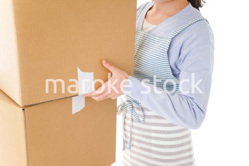 断捨離をする若い女性