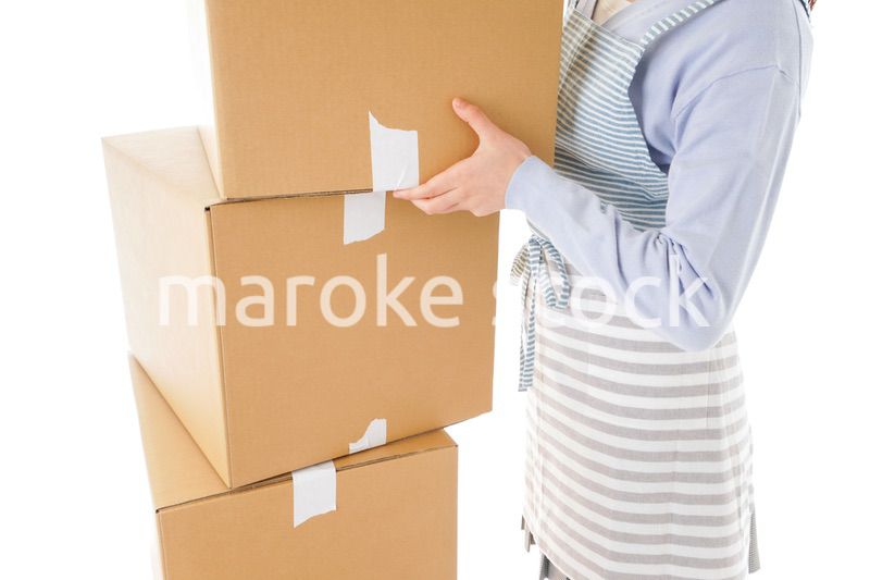 断捨離をする若い女性