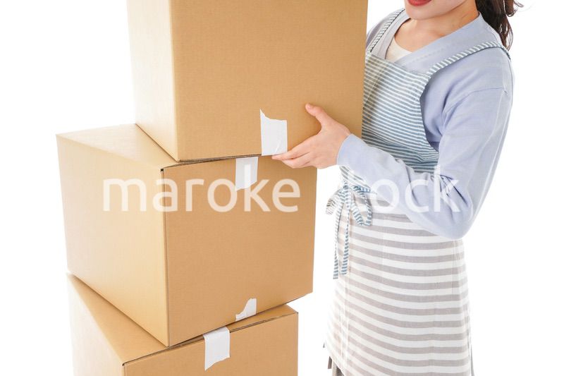 断捨離をする若い女性