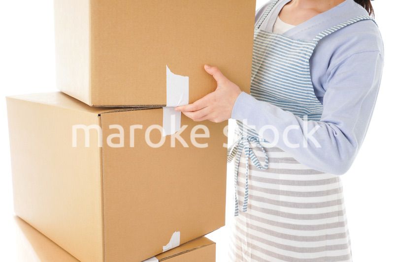 断捨離をする若い女性