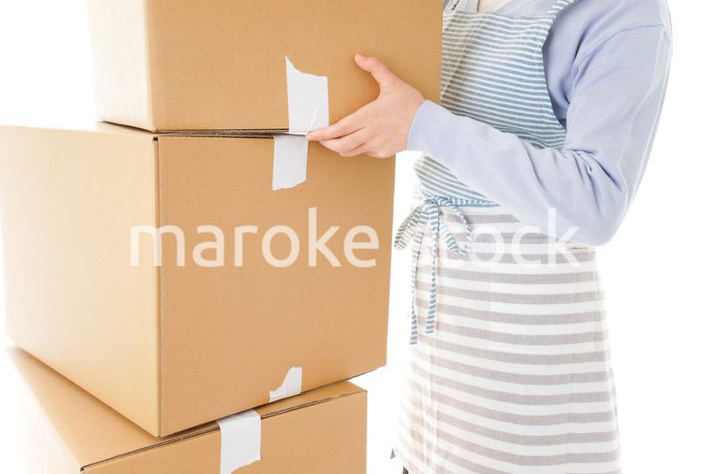 断捨離をする若い女性