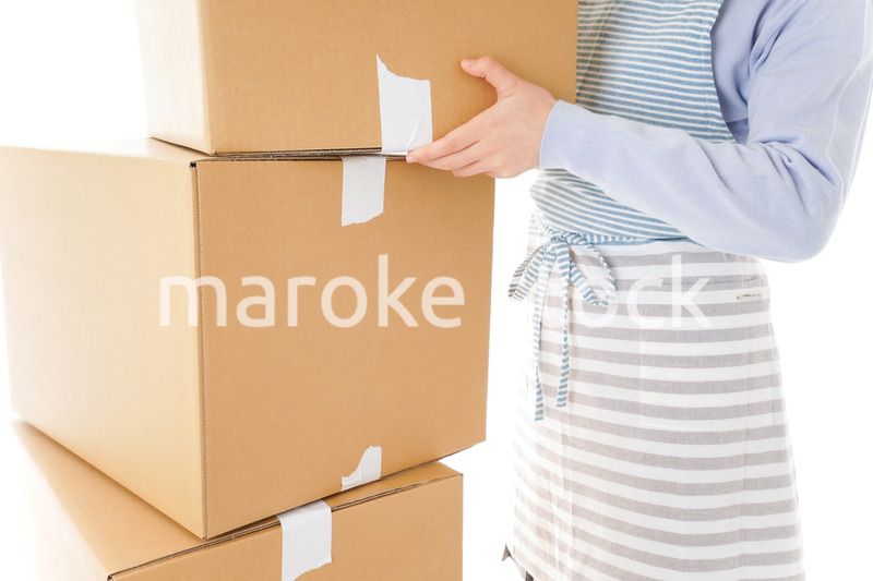 断捨離をする若い女性