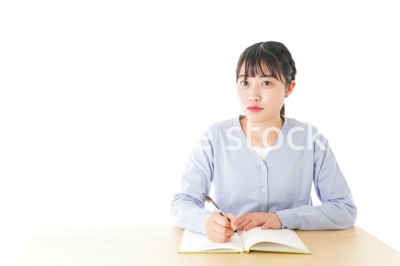 授業を受ける若い女子学生