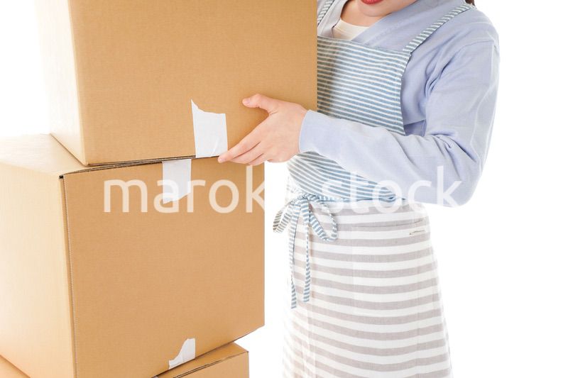 断捨離をする若い女性