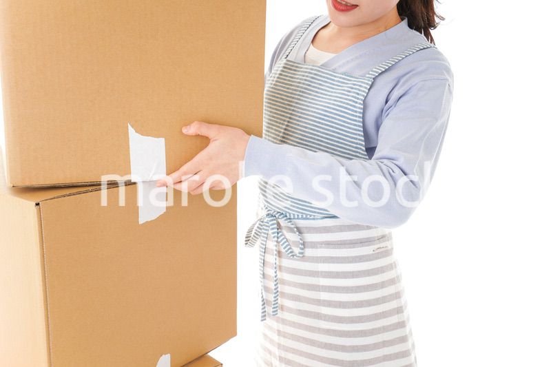 引越しをする若い女性