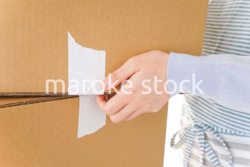 断捨離をする若い女性