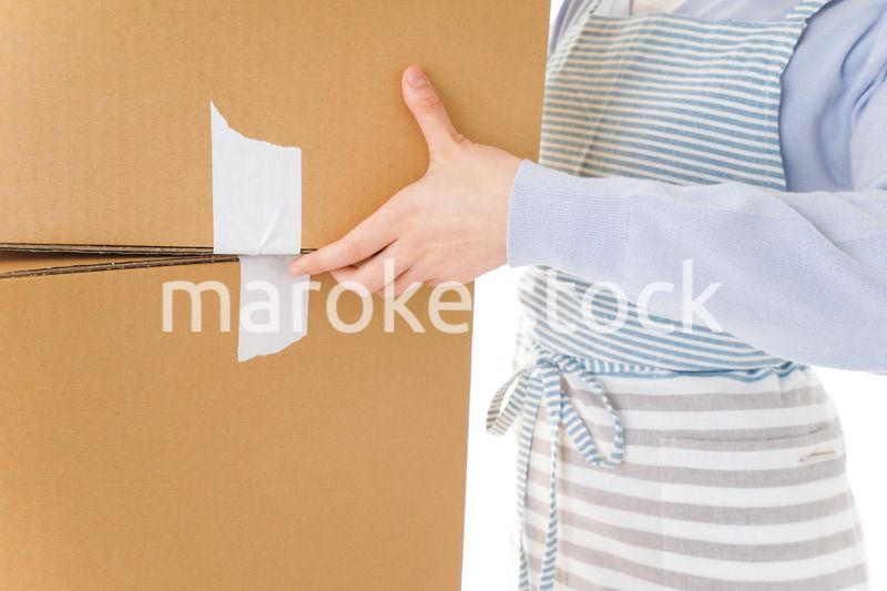 断捨離をする若い女性