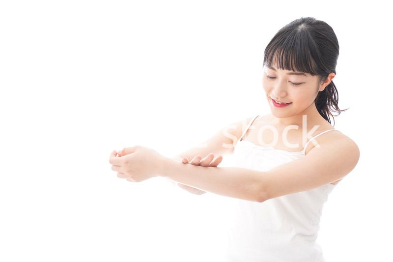 クリームを塗る若い女性