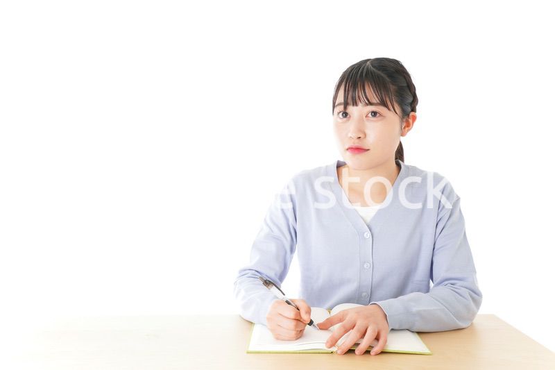 授業を受ける若い女子学生