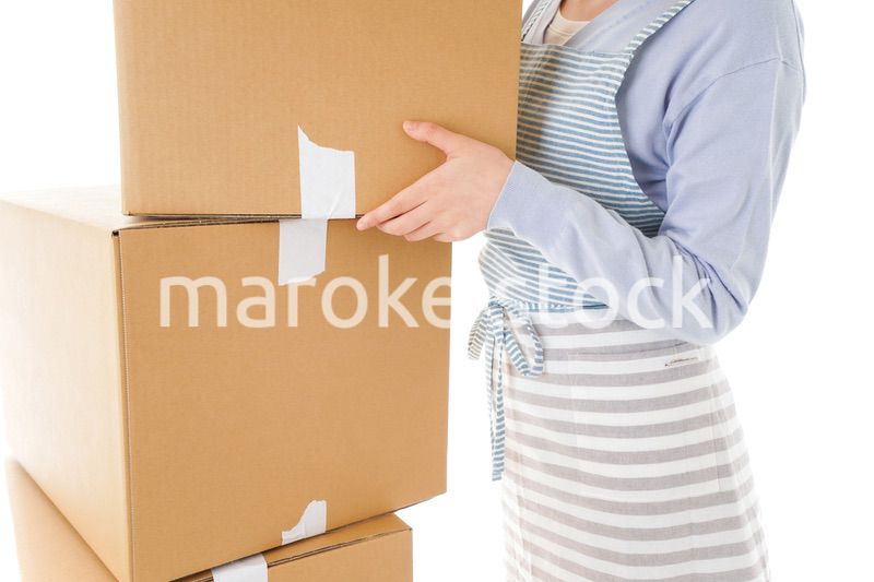 断捨離をする若い女性