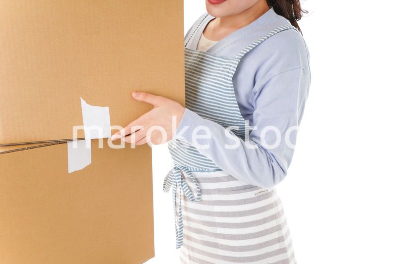 断捨離をする若い女性