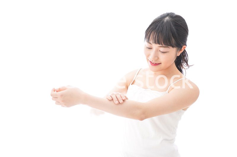 スキンケア・メイクをする若い女性