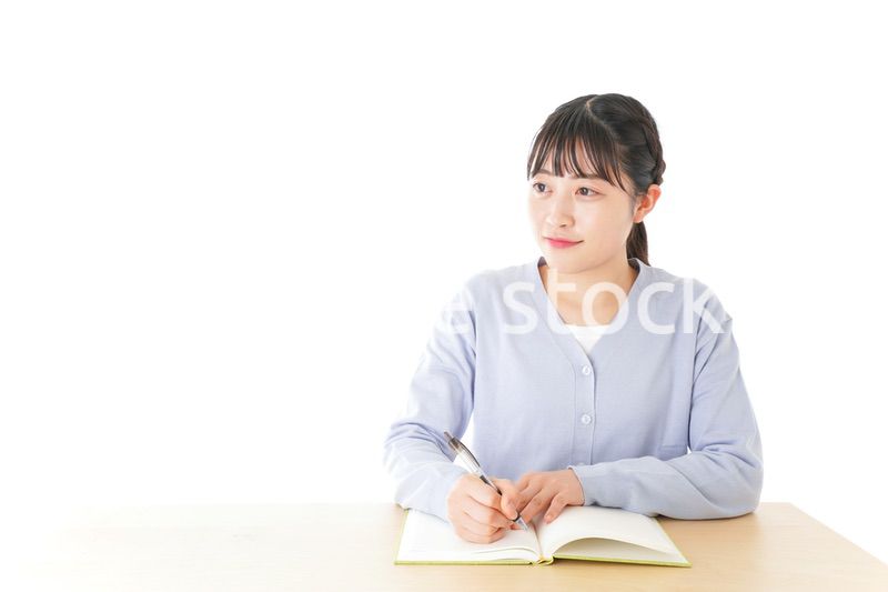 授業を受ける若い女子学生