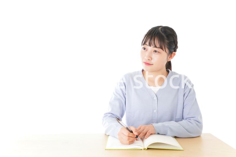 授業を受ける若い女子学生