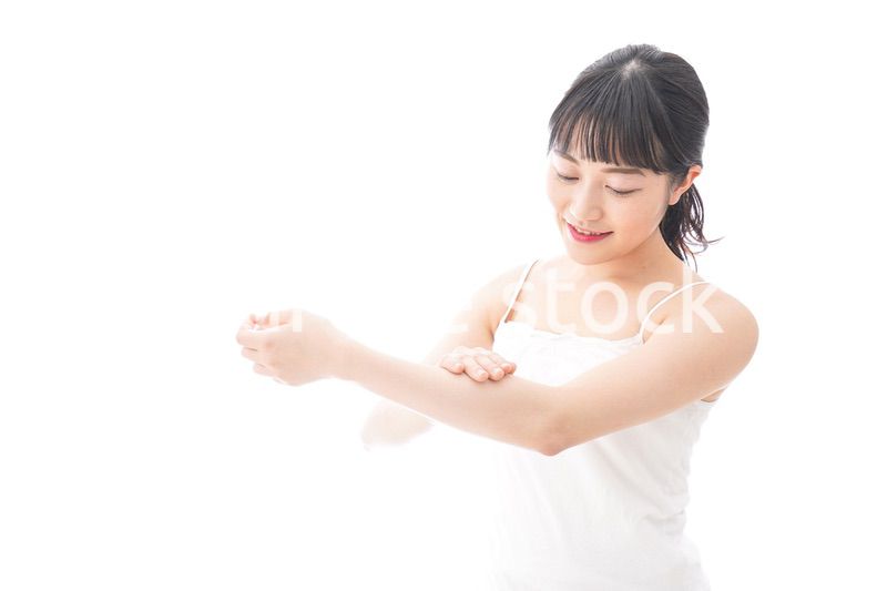 スキンケア・メイクをする若い女性