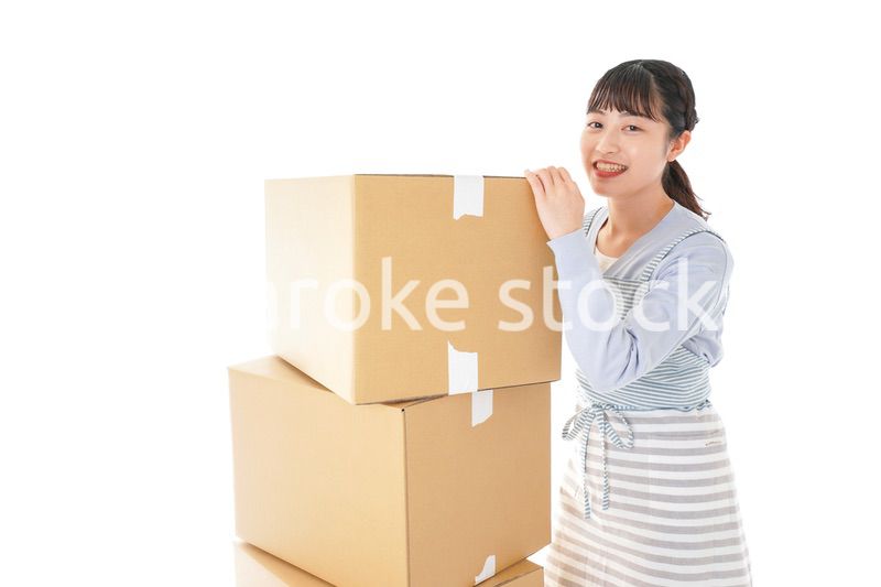 断捨離をする若い女性