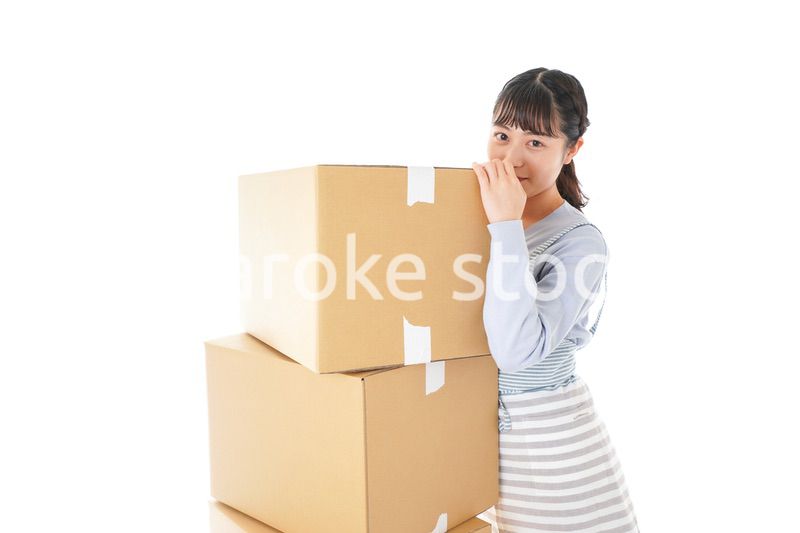 断捨離をする若い女性