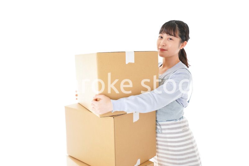 断捨離をする若い女性