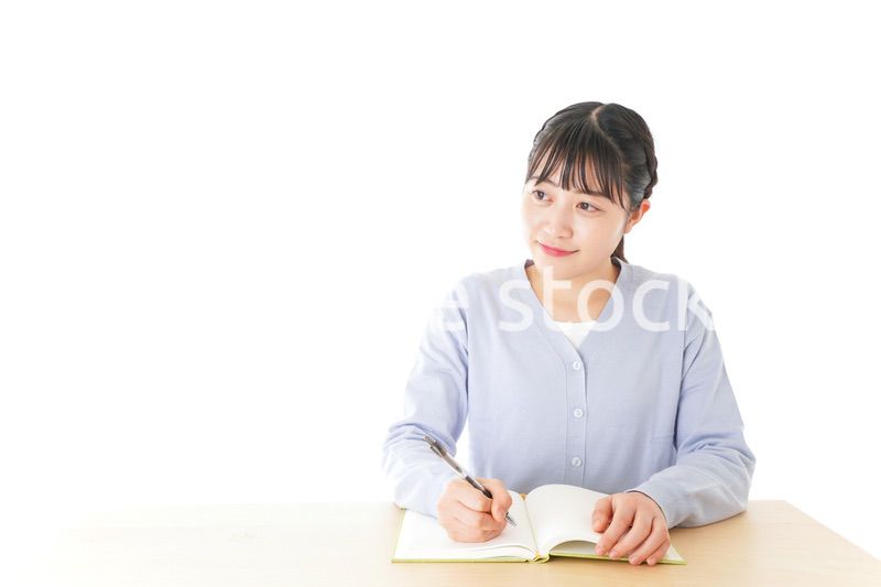 授業を受ける若い女子学生