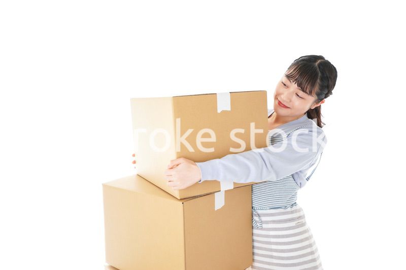 断捨離をする若い女性