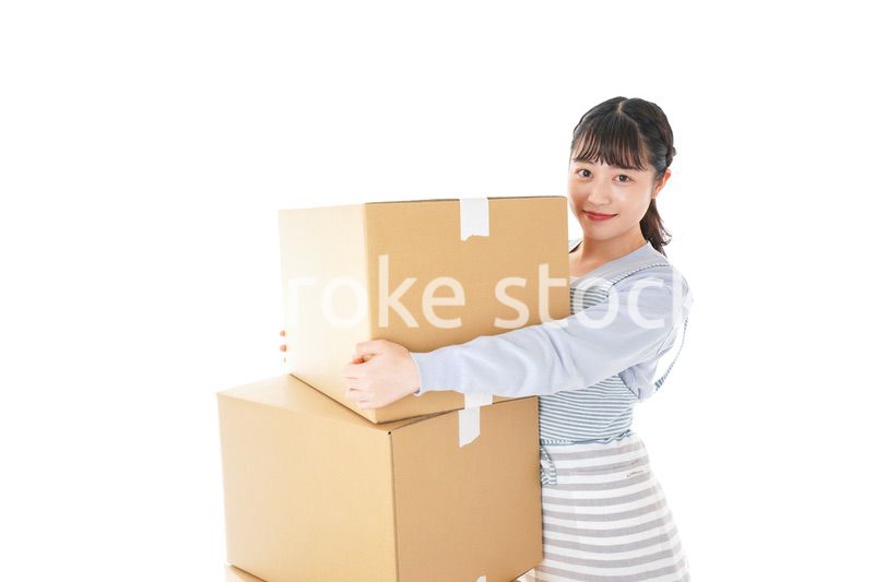 断捨離をする若い女性